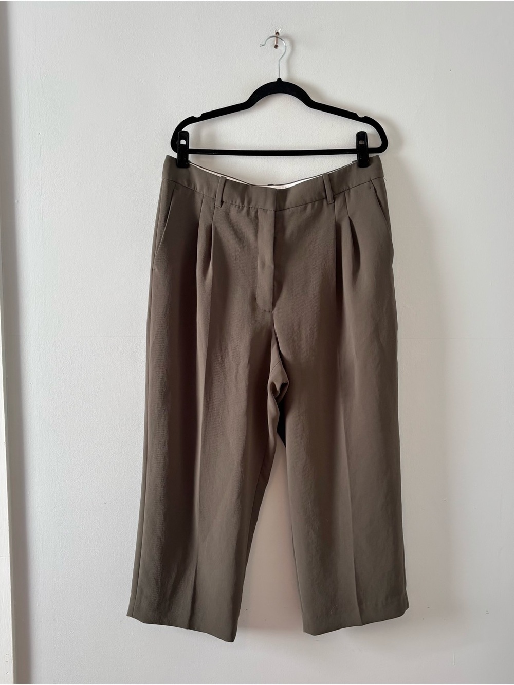 Aritzia The Effortless Pant Cropped Crepette Tailored Trouser Bottoms Green